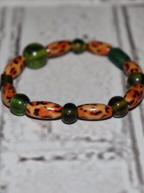 🤎💚✨ NWOT Wooden & Green Glass Beaded Bracelet · 7"